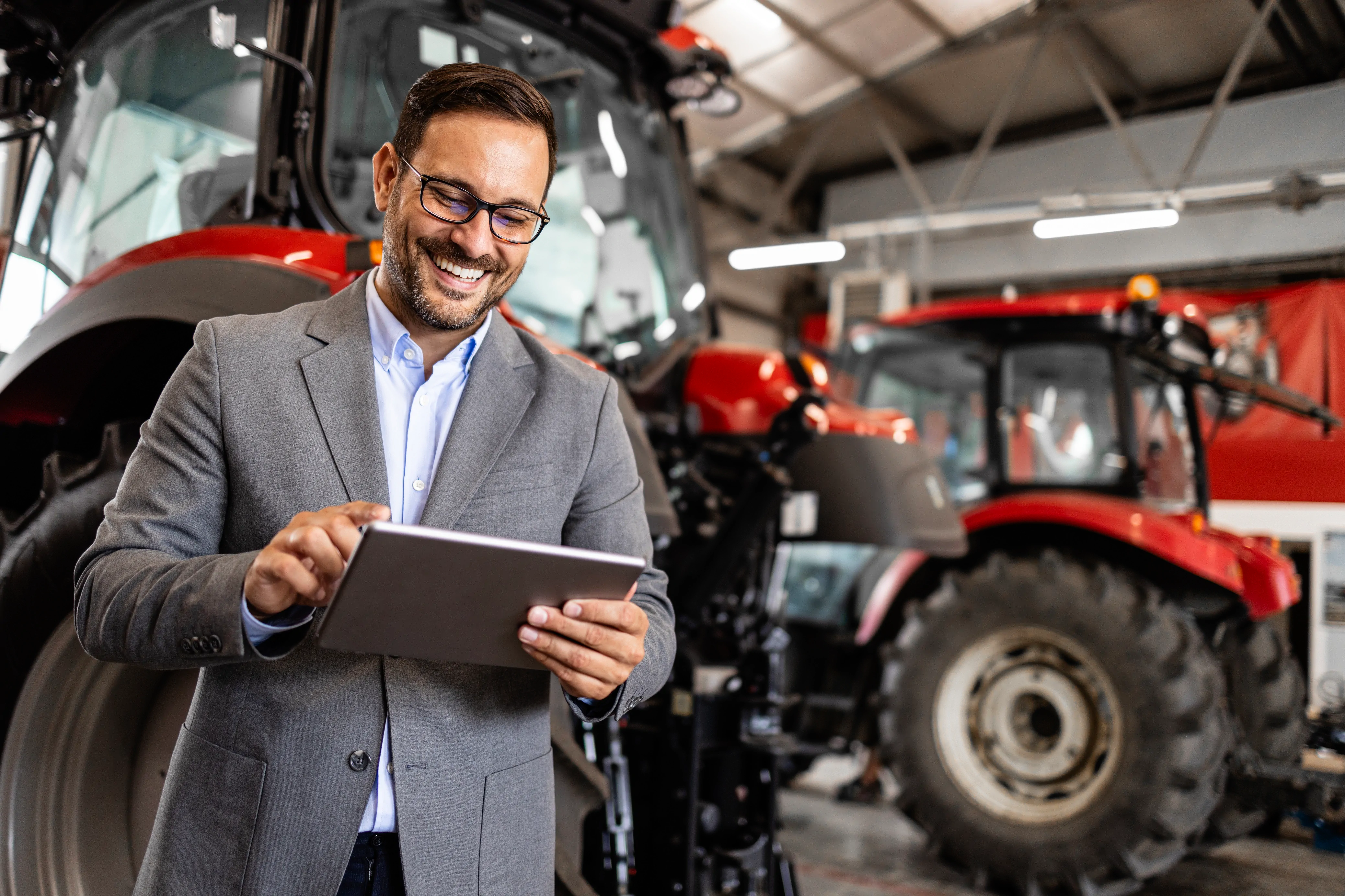 Mecánico usando el software para gestionar una reparación